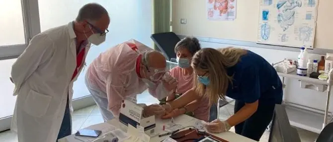 Al via a Catanzaro i test sierologici sui docenti, i medici di famiglia: «Grande partecipazione»