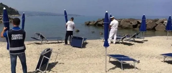 Nuovo sequestro di ombrelloni abusivi: Guardia costiera in azione a Pizzo