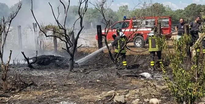 Cassano allo Ionio, precipita aereo da turismo: morti carbonizzati pilota e passeggero