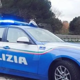 Scilla, in autostrada con armi e 600mila euro nascosti nel camion: due denunce