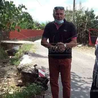 Lamezia Terme, strada crollata da anni mai riparata: cresce la paura per le piogge autunnali