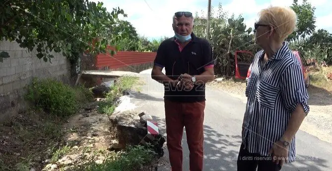 Lamezia Terme, strada crollata da anni mai riparata: cresce la paura per le piogge autunnali