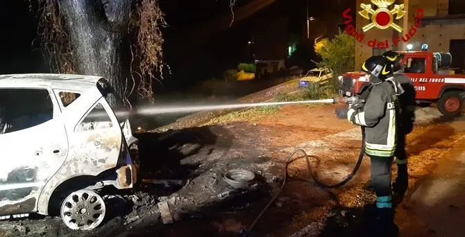 Auto incendiata e distrutta nel Catanzarese, avviate le indagini