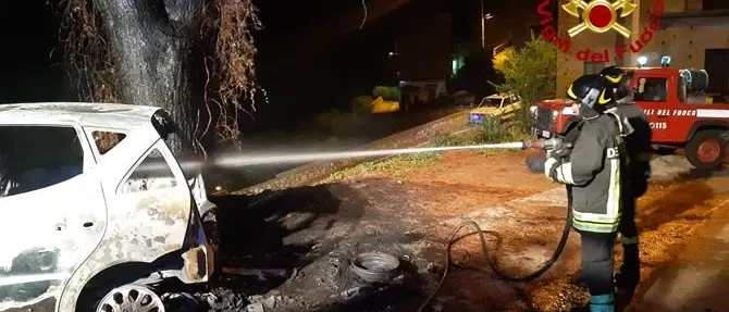 Auto incendiata e distrutta nel Catanzarese, avviate le indagini