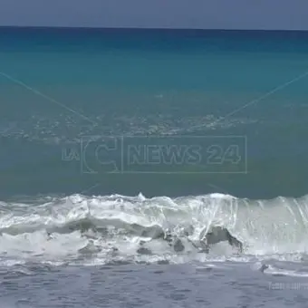 Mare sporco in Calabria, Ferrara: «Ancora chiazze marroni. È ora di dire basta»