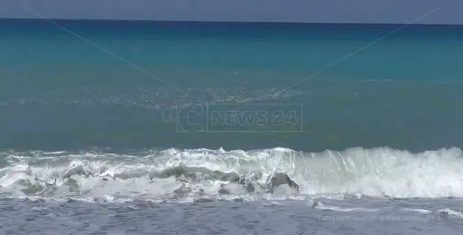 Mare sporco in Calabria, Ferrara: «Ancora chiazze marroni. È ora di dire basta»