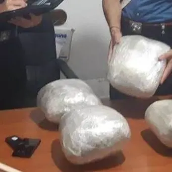 Rosarno, alla fermata del bus con oltre 4 chili di droga in valigia: arrestato