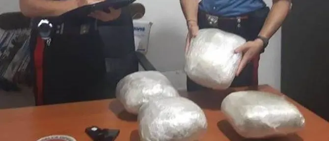 Rosarno, alla fermata del bus con oltre 4 chili di droga in valigia: arrestato