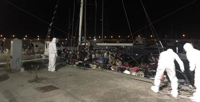 Ancora uno sbarco migranti in Calabria, giunti in 60 a Roccella: ci sono diversi minori