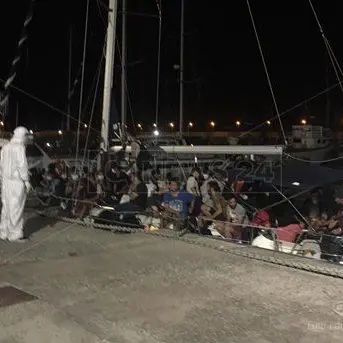 Migranti, in 450 sbarcano a Lampedusa: tensioni al porto