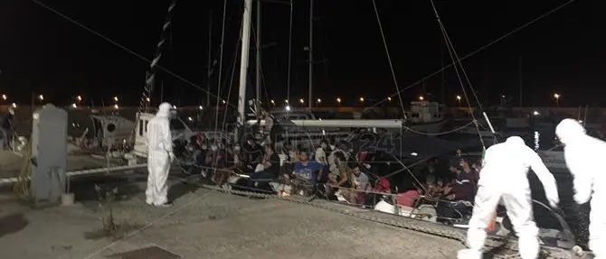 Migranti, in 450 sbarcano a Lampedusa: tensioni al porto