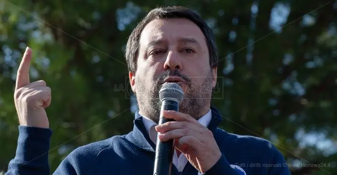 Esplosione barca migranti Crotone, Salvini: «Finanzieri eroi, chiudete i porti»