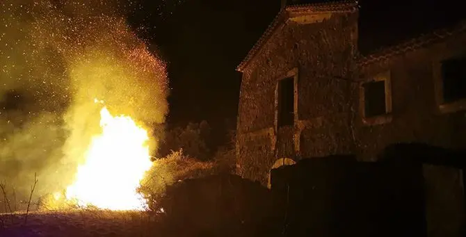 Saracena, incendio nella notte minaccia l'ex Convento dei Cappuccini