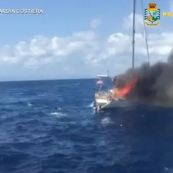 Esplosione barca a Crotone, le drammatiche immagini del salvataggio dei migranti - VIDEO