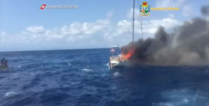 Esplosione barca a Crotone, le drammatiche immagini del salvataggio dei migranti - VIDEO