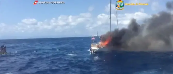 Esplosione barca a Crotone, le drammatiche immagini del salvataggio dei migranti - VIDEO