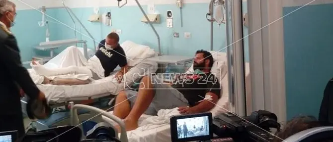 «La barca è esplosa sotto le nostre gambe»: i finanzieri eroi raccontano la tragedia di Crotone