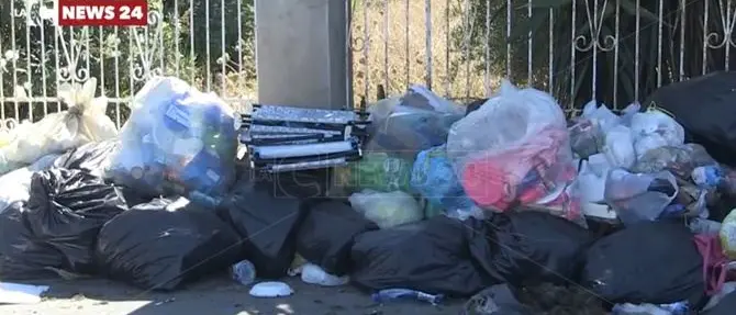 Reggio Calabria, emergenza rifiuti e criminalità: il comitato di Ciccarello chiede l'invio dei militari