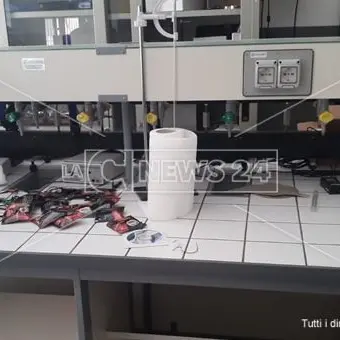 Furto con scasso in una scuola nel Vibonese: rubati diversi computer