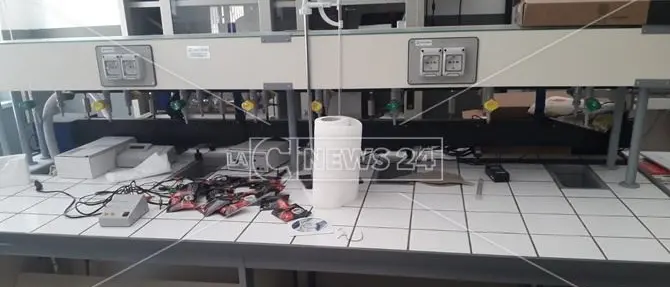 Furto con scasso in una scuola nel Vibonese: rubati diversi computer