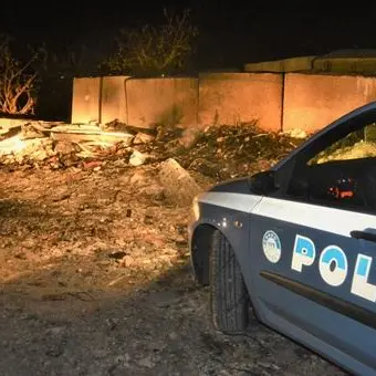 Reggio Calabria, beccato dalla polizia a dar fuoco ai rifiuti: arrestato