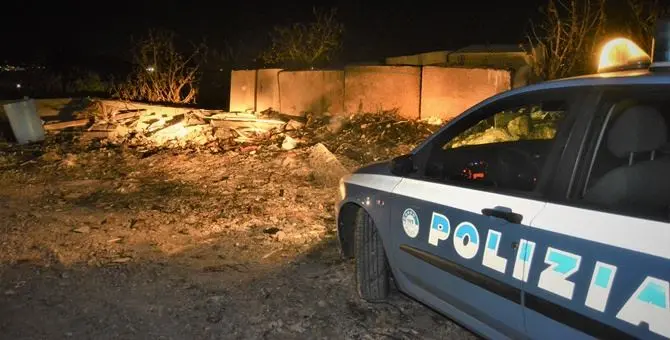 Reggio Calabria, beccato dalla polizia a dar fuoco ai rifiuti: arrestato