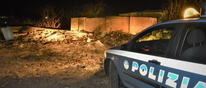 Reggio Calabria, beccato dalla polizia a dar fuoco ai rifiuti: arrestato