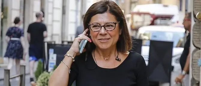 «Una pista ciclabile per collegare Calabria e Sicilia»: è bufera social sulla ministra De Micheli