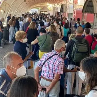 Aeroporto Lamezia, code per controlli anti-covid: un solo varco e proteste dei viaggiatori