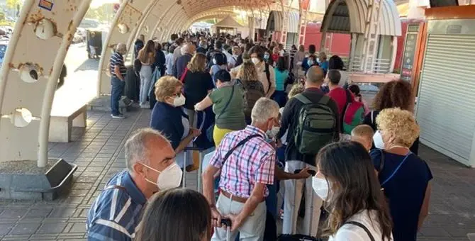 Aeroporto Lamezia, code per controlli anti-covid: un solo varco e proteste dei viaggiatori