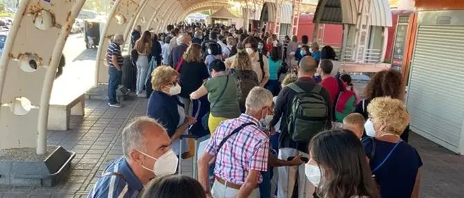 Aeroporto Lamezia, code per controlli anti-covid: un solo varco e proteste dei viaggiatori