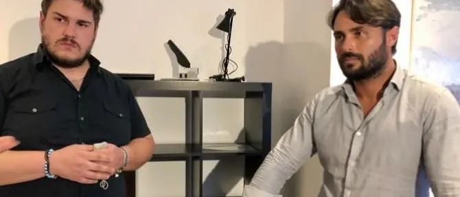 Sale sull’aereo senza biglietto per accompagnare la famiglia: «È vietato? Non lo sapevo»