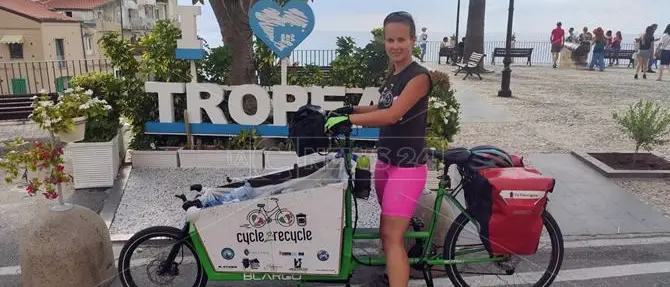 Il viaggio di Myra arriva a Tropea: 5mila bottiglie raccolte lungo le strade d’Italia