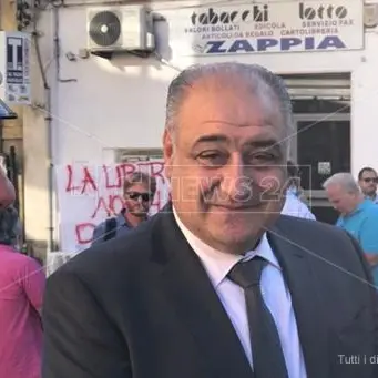 Nicotera, il testimone di giustizia Zappia riapre la sua tabaccheria: «Denunciare è la scelta giusta»