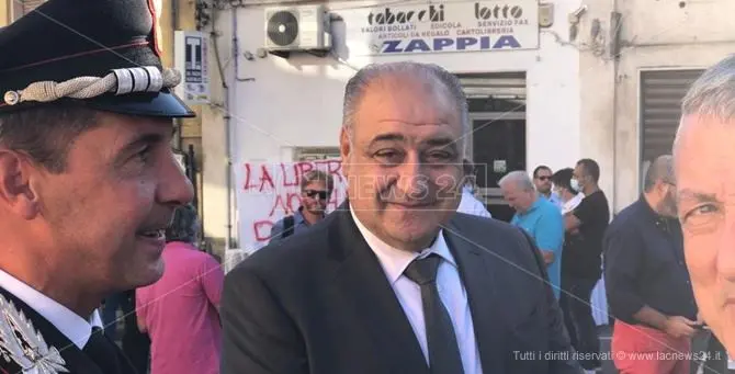 Nicotera, il testimone di giustizia Zappia riapre la sua tabaccheria: «Denunciare è la scelta giusta»