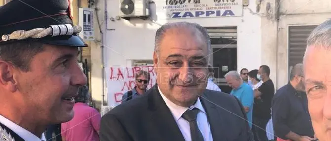Nicotera, il testimone di giustizia Zappia riapre la sua tabaccheria: «Denunciare è la scelta giusta»