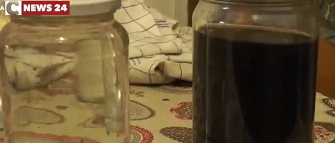 «Acqua nera dal rubinetto»: a Schiavonea sit in di protesta dei cittadini