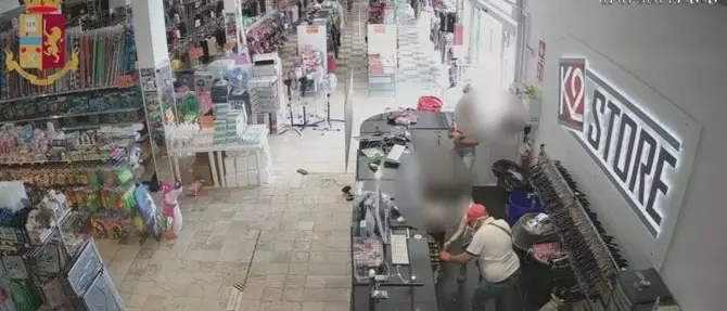 Reggio Calabria, rapina a mano armata in un negozio: arrestato 47enne