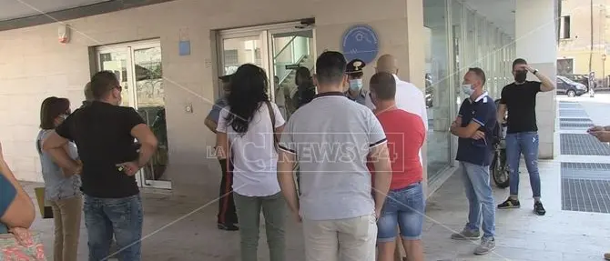 Tre anni per espletare un concorso, protestano i mille aspiranti oss dell'ospedale di Cosenza