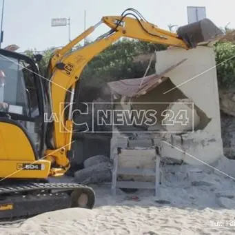 Capo Vaticano, abbattuto il primo manufatto abusivo sulla spiaggia di Grotticelle