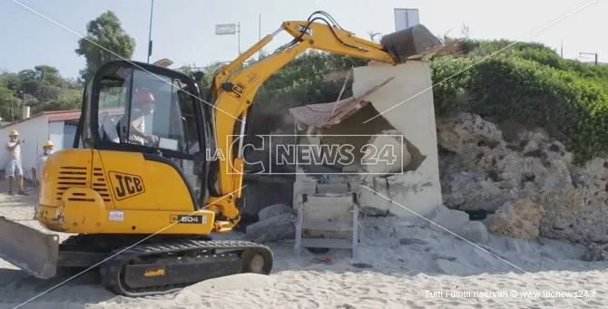 Capo Vaticano, abbattuto il primo manufatto abusivo sulla spiaggia di Grotticelle