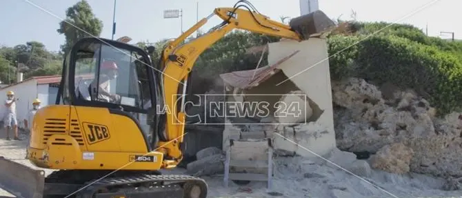 Capo Vaticano, abbattuto il primo manufatto abusivo sulla spiaggia di Grotticelle