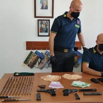 Armi e munizioni da guerra a Tropea, la finanza arresta un 57enne