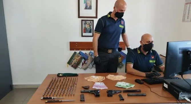 Armi e munizioni da guerra a Tropea, la finanza arresta un 57enne