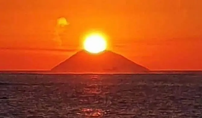 Il sole incontra il vulcano, lo straordinario spettacolo del tramonto sullo Stromboli