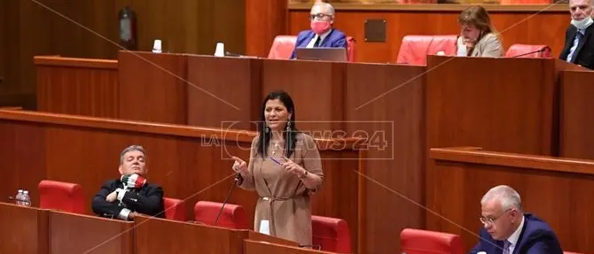 Il silenzio di Jole che parla solo dalla D’Urso. Governa la Calabria senza parlare alla Calabria