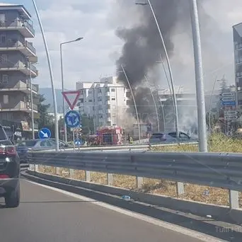 Rende, furgone in fiamme sulla Statale 107: traffico bloccato