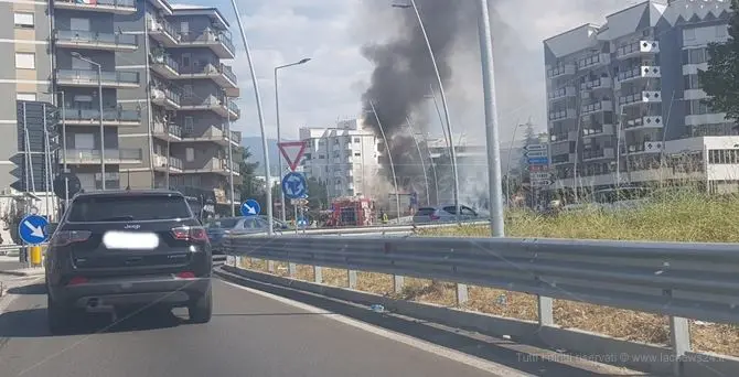 Rende, furgone in fiamme sulla Statale 107: traffico bloccato