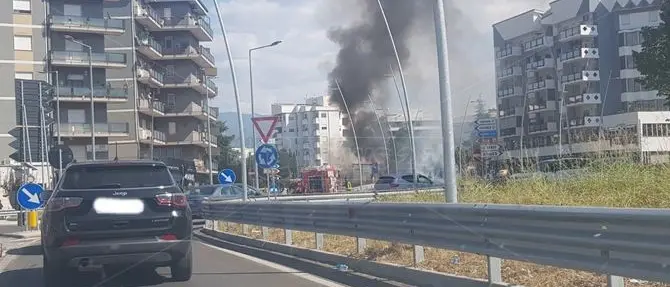 Rende, furgone in fiamme sulla Statale 107: traffico bloccato