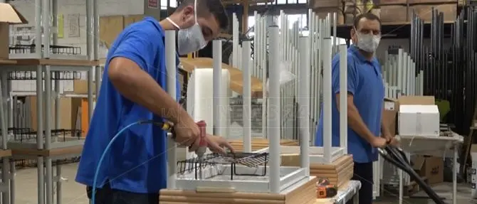 Fatti in Calabria i banchi anti-Covid per le scuole italiane: siamo entrati nella fabbrica di Soveria